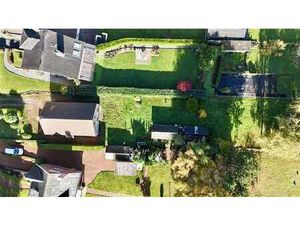 MAISON UNIFAMILIALE BIEN SITUÉE AVEC JARDIN et GARAGE!