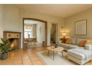 Chouette maison avec du potentiel.