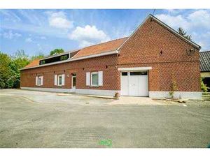 Corps de ferme complétement rénové proposant un terrain magn