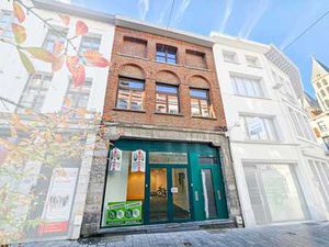 Immeuble mixte comprenant une surface commerciale et un appa