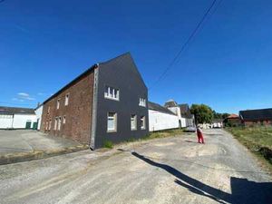 Un corps de logis et bâtiment annexe.