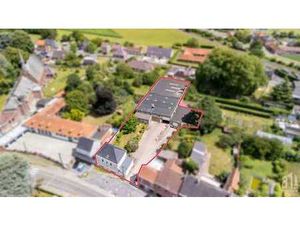 ENSEMBLE IMMOBILIER AVEC MAISON ET ENTREPÔTS À BLANDAIN
