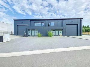 ENTREPÔT AVEC BUREAUX de CONSTRUCTION RECENTE