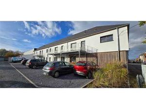 Surface commerciale entièrement neuve avec places de parking