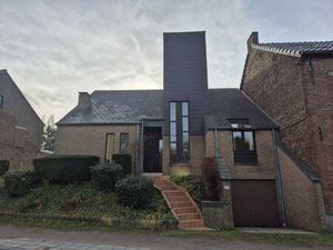 Maison 2 chambres avec bureau  deux garages et beau jardin.