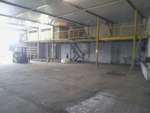 Entrepôt avec mezzanine pour bureau