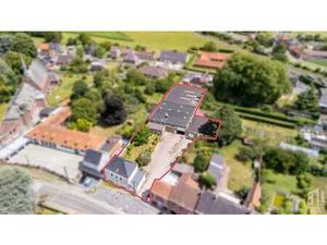 ENSEMBLE IMMOBILIER AVEC MAISON ET ENTREPÔTS À BLANDAIN