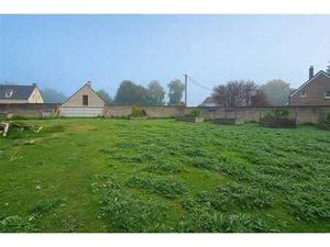 Terrain à bâtir de 21 ares 69 proposant 38 5 mètres de façad