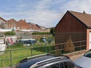 Beau terrain à bâtir pour 2 garages!