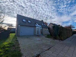Charmante maison 4 façades avec jardin et garage.