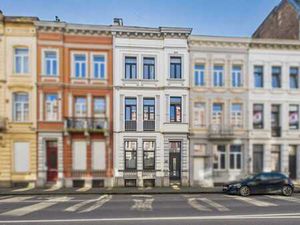 Maison bourgeoise de caractère offrant de grands volumes.