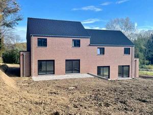 Maison neuve avec panneaux photovoltaïques et chauffage sol