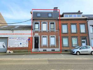 Grande maison et terrain offrant de nombreuses possibilités.