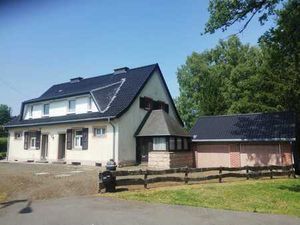 Haushälfte mit Garten und Garage