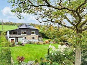 Maison familiale avec jardin et garage  situation paisible.