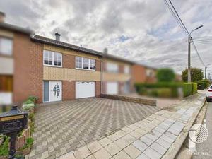 Maison bel étage en parfait état idéalement située à Stember