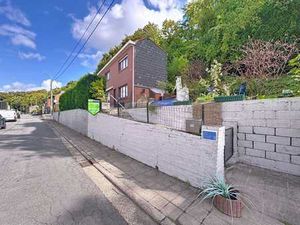Maison 3 façades avec terrasse et jardinet