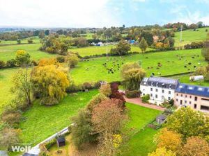 Magnifique immeuble de caractère avec jardin et pâtures