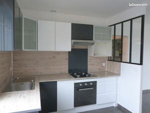 Blaye 33390  maison F4  85m2 avec jardin et garage  loyer 760euros