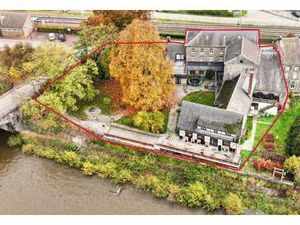 Ensemble immobilier reprenant un hôtel  un restaurant et une