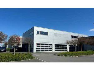 Entrepôt commercial avec showroom à louer à Wetteren.