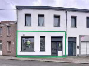 Commerce rénové de 45 m² avec cour de 10 m².