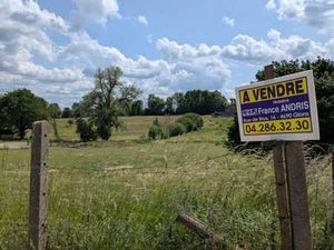 Belle parcelle de terrain à bâtir au centre du village