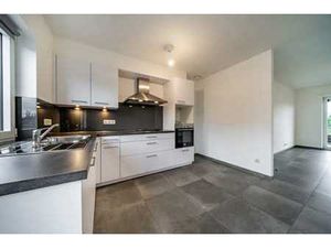 Appartement trois chambres avec terrasse  cave et parking.