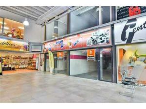 Situé dans la galerie Batta  commerce d'environ 55m²