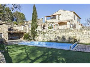 Mas en pierres avec gîte et dépendances  proche de Gordes
