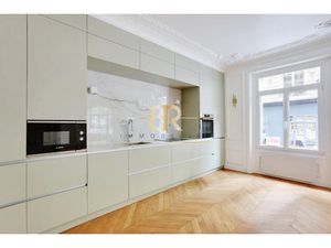Vente locaux professionnels 135 m² à Paris 7ème (75007)  1 730 000 €