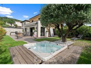Maison contemporaine dans le vieux Collonges