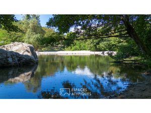 Ensemble de deux maisons en pierre rénovées avec vue et coin de rivière privé