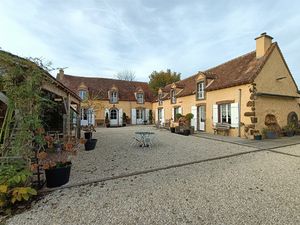 PROPRIETE DANS HAMEAU AU CALME