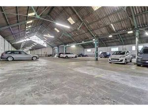 Emplacement de parking dans entrepôt sécurisé