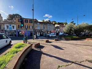 Location locaux professionnels 50 m² à La Penne-sur-Huveaune (13821)  1 240 €