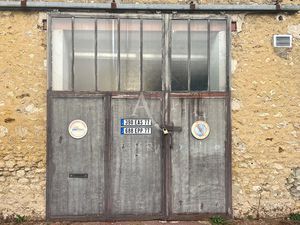 Location locaux professionnels 159.98 m² à Brie-Comte-Robert (77170)  1 990 €