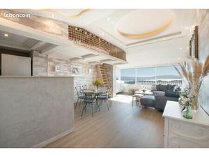 Duplex 70 m2 meublé en location à l'année Grimaud vue mer clim