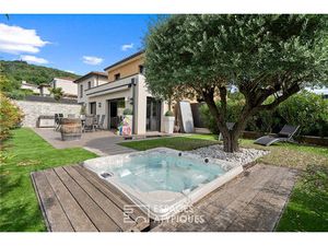 Maison contemporaine dans le vieux Collonges