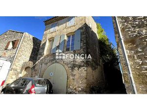 Collias Immeuble composé de deux appartements et remise aménageable au RdC