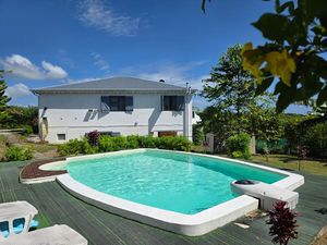 Charmante Maison + F2 et Studio piscine petite vue mer éloignée SAINTE ANNE (971)
