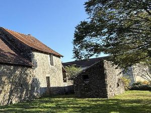 En Exclusivite ! Ancienne maison à restaurer de 73m² avec dépendances sur 1540m² de...
