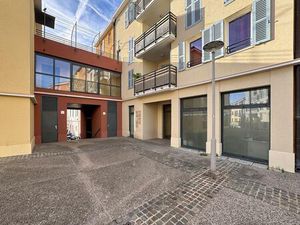 Local de 67 m2 en RDC composé de 3 bureaux agencés. Vendu avec garage electrifié sous sol