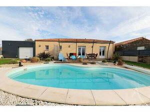 Vente Maison Piscine à Chavagnes-en-Paillers (85250) : à vendre Piscine / 82m² Chavagnes-e