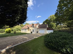 MAISON EN PARFAIT ETAT DANS ENVIRONNEMENT TRES CALME ET PRESERVE