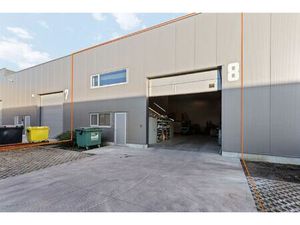 KMO-UNIT VAN 207 M2 MET BUREEL VAN 35M2 OP UITERST CENTRALE EN SNEL TOEGANKELIJKE LOCATIE 