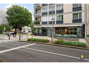 Ruim handelspand + P op zeer commerciële locatie!