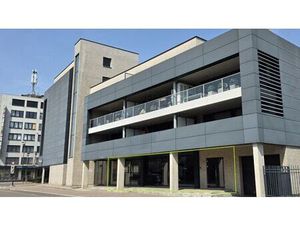 Handelspand / kantoorruimte met uitstekende visibiliteit in Genk – Stalenstraat