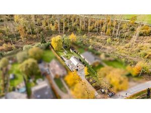 Rustig gelegen en energiezuinige woning met 4 slks op 1.280 m²