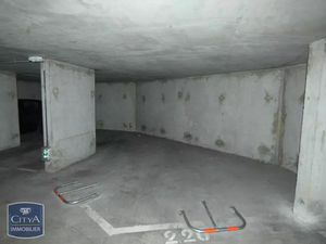 Parking à louer 20 m² - Cannes (06) - 88€